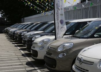 découvrez les dessous du scandale des crédits automobiles : manipulation des taux, pratiques douteuses des établissements financiers et impact sur les consommateurs. informez-vous sur vos droits et les alternatives pour éviter les pièges de l'endettement.