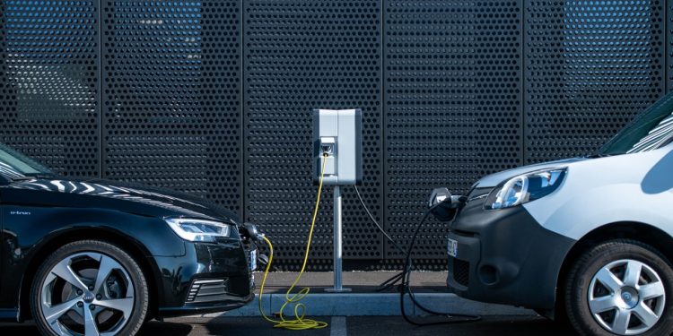 découvrez l'impact de la suppression du crédit d'impôt pour les bornes de recharge et ce que cela signifie pour les particuliers et entreprises souhaitant installer des solutions de recharge électrique.