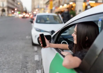 découvrez les nouvelles mesures d'assouplissement des objectifs tout-électrique pour 2035, visant à favoriser une transition énergétique progressive et réaliste.