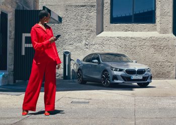 découvrez comment le coût élevé des voitures électriques freine leur adoption en belgique et analysez les facteurs influençant ce marché en pleine croissance.