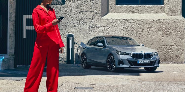 découvrez comment le coût élevé des voitures électriques freine leur adoption en belgique et analysez les facteurs influençant ce marché en pleine croissance.