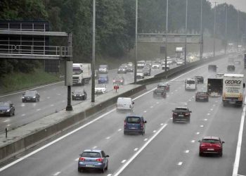 découvrez l'impact de la taxe kilométrique sur le budget des propriétaires de voitures électriques et comment gérer efficacement cette nouvelle dépense.