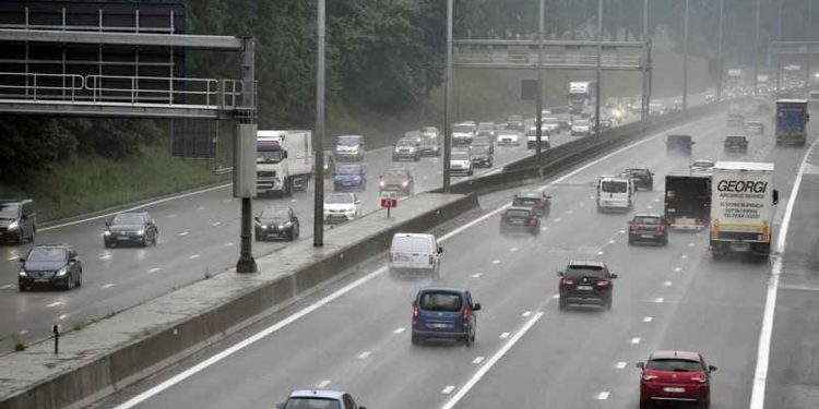 découvrez l'impact de la taxe kilométrique sur le budget des propriétaires de voitures électriques et comment gérer efficacement cette nouvelle dépense.