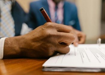 Fraude au crédit auto : un septuagénaire utilise la signature de sa femme à son insu et se retrouve poursuivi