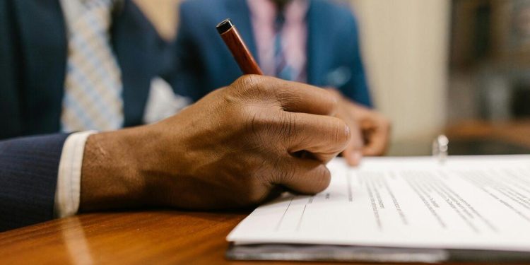 Fraude au crédit auto : un septuagénaire utilise la signature de sa femme à son insu et se retrouve poursuivi