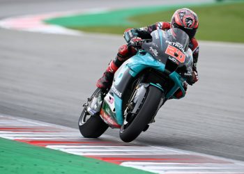 découvrez comment fabio quartararo se prépare avec détermination pour le premier grand prix de la saison, prêt à défendre ses couleurs et viser la victoire.