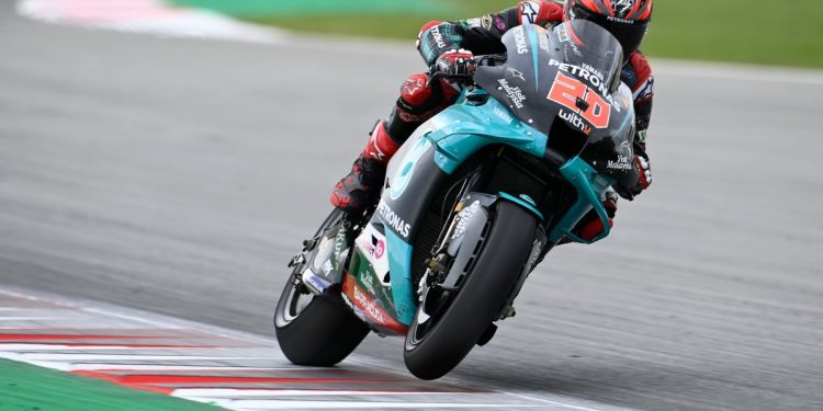 découvrez comment fabio quartararo se prépare avec détermination pour le premier grand prix de la saison, prêt à défendre ses couleurs et viser la victoire.