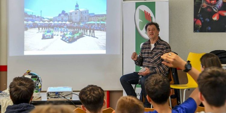 découvrez le rêve de trois étudiants aixois passionnés qui aspirent à participer aux légendaires 24 heures du mans, la célèbre course d'endurance automobile.