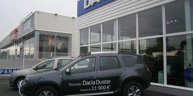 découvrez les raisons et les impacts de la chute continue des ventes de voitures neuves dans le secteur automobile.