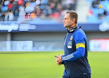 découvrez azéma et sa nouvelle équipe qui mèneront castres vers 2026 avec ambition et détermination.