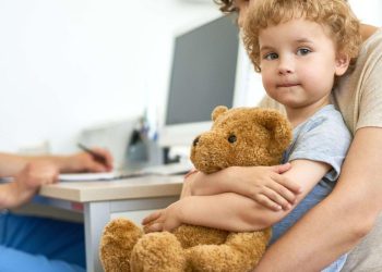 découvrez les détails concernant l'hospitalisation de heguy pour un syndrome rare, incluant son état de santé et les mesures prises par les médecins.